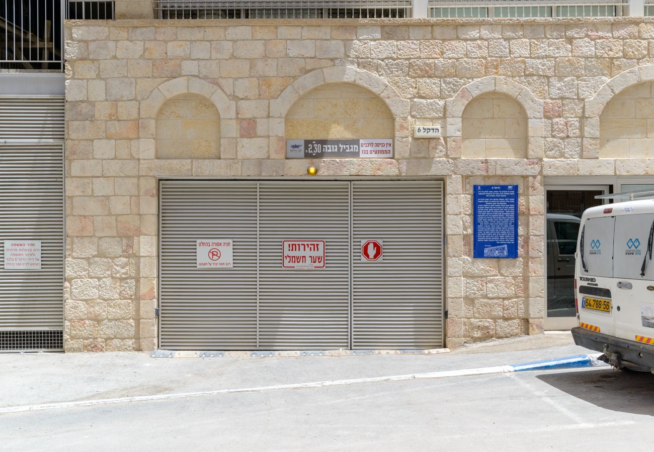 Apartment in Jerusalem - Design & Veranda near Mahane Yehuda by FeelHome