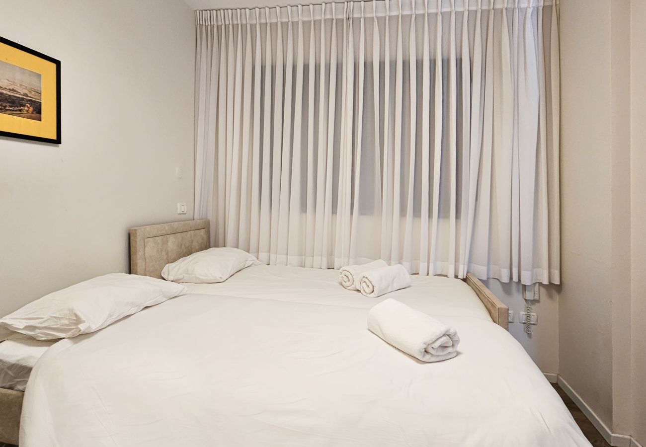 Apartment in Jerusalem - MAMAD Design & Veranda next to Mahane Yehuda Market by FeelHome