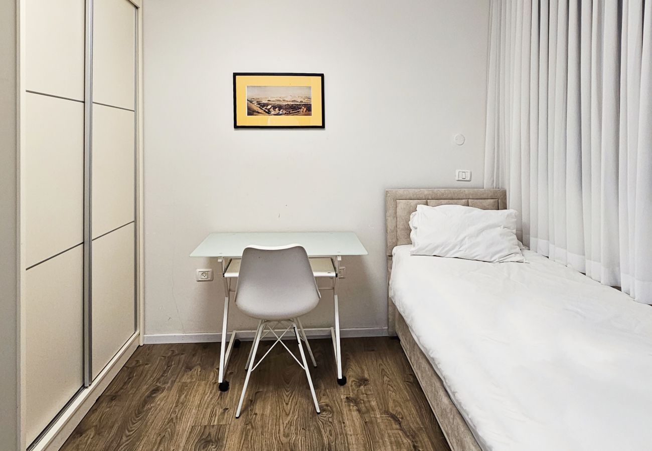 Apartment in Jerusalem - MAMAD Design & Veranda next to Mahane Yehuda Market by FeelHome