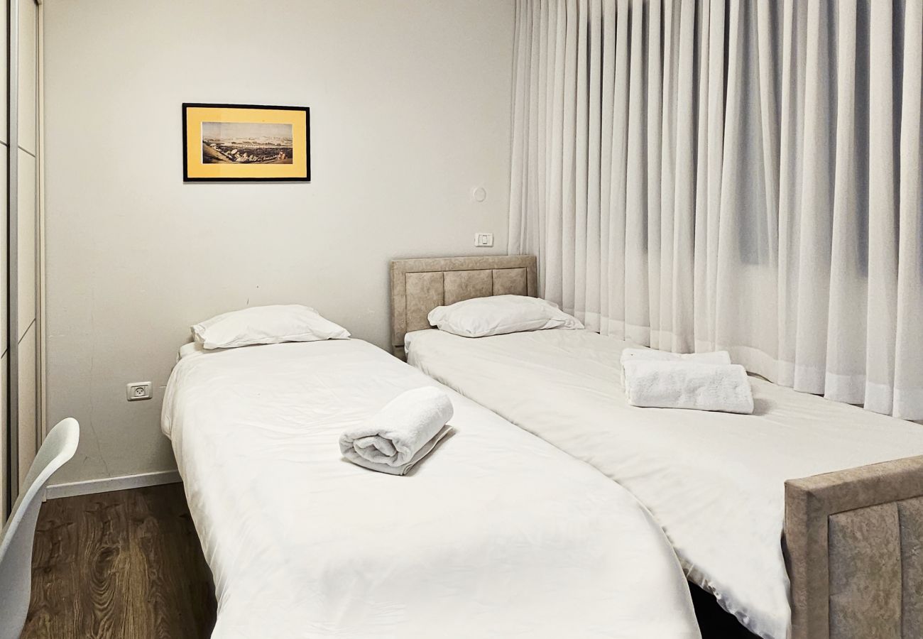 Apartment in Jerusalem - MAMAD Design & Veranda next to Mahane Yehuda Market by FeelHome