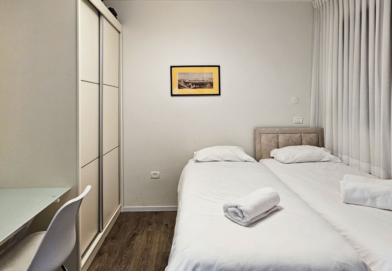 Apartment in Jerusalem - MAMAD Design & Veranda next to Mahane Yehuda Market by FeelHome