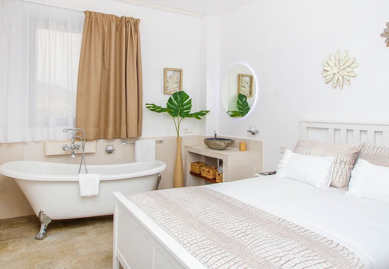 Bedroom bathtub Villa Luxury Palma