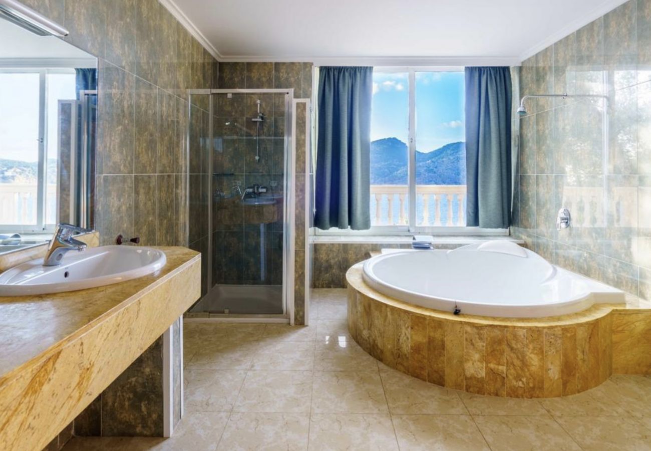 Villa Mallorca pool bathtub sea view