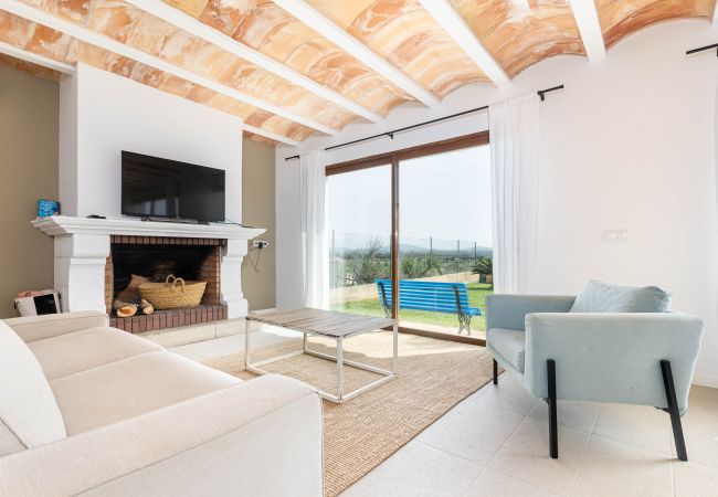 Villa in Maria de la salut - YourHouse Carrera Plana, family-friendly country house with pool and garden