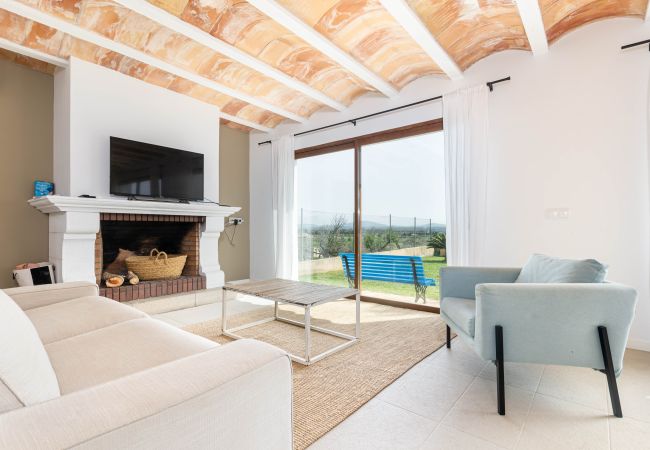 Villa in Maria de la salut - YourHouse Carrera Plana, family-friendly country house with pool and garden Villa in Maria de la salut - YourHouse Carrera Plana, family-friendly country house with pool and garden