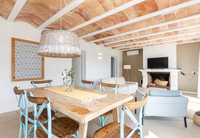 Villa in Maria de la salut - YourHouse Carrera Plana, family-friendly country house with pool and garden Villa in Maria de la salut - YourHouse Carrera Plana, family-friendly country house with pool and garden