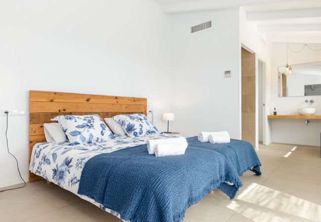 Villa in Maria de la salut - YourHouse Carrera Plana, family-friendly country house with pool and garden Villa in Maria de la salut - YourHouse Carrera Plana, family-friendly country house with pool and garden