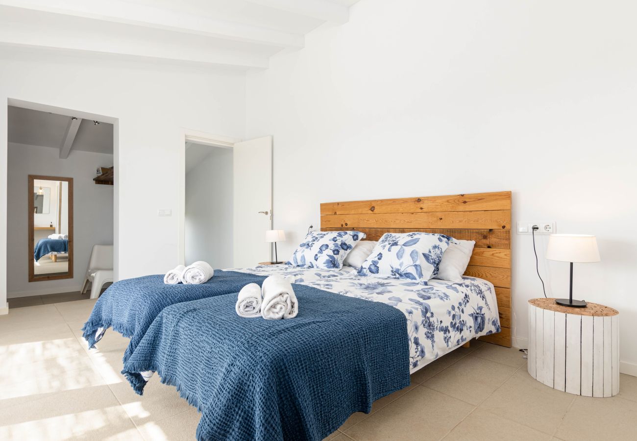 Villa in Maria de la salut - YourHouse Carrera Plana, family-friendly country house with pool and garden
