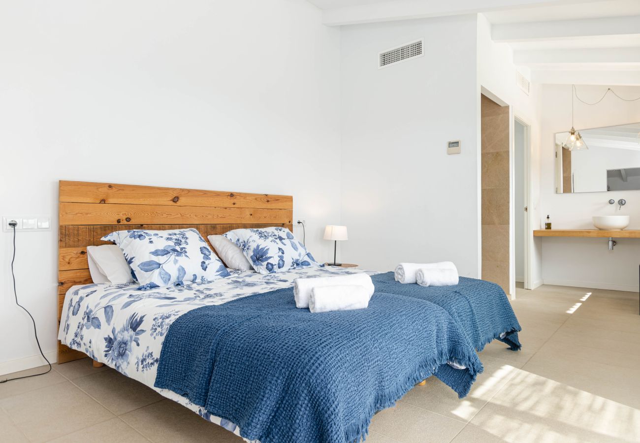 Villa in Maria de la salut - YourHouse Carrera Plana, family-friendly country house with pool and garden