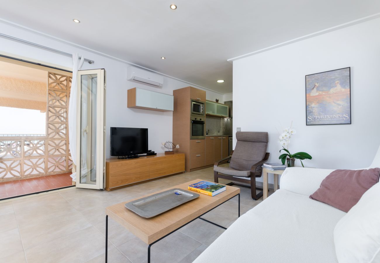 Apartment in Puerto de Alcudia - YourHouse Voramar 1C, beach apartment for 4 people