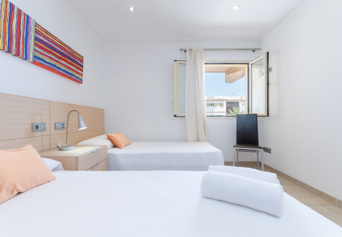 Apartment in Puerto de Alcudia - YourHouse Voramar 1C, beach apartment for 4 people