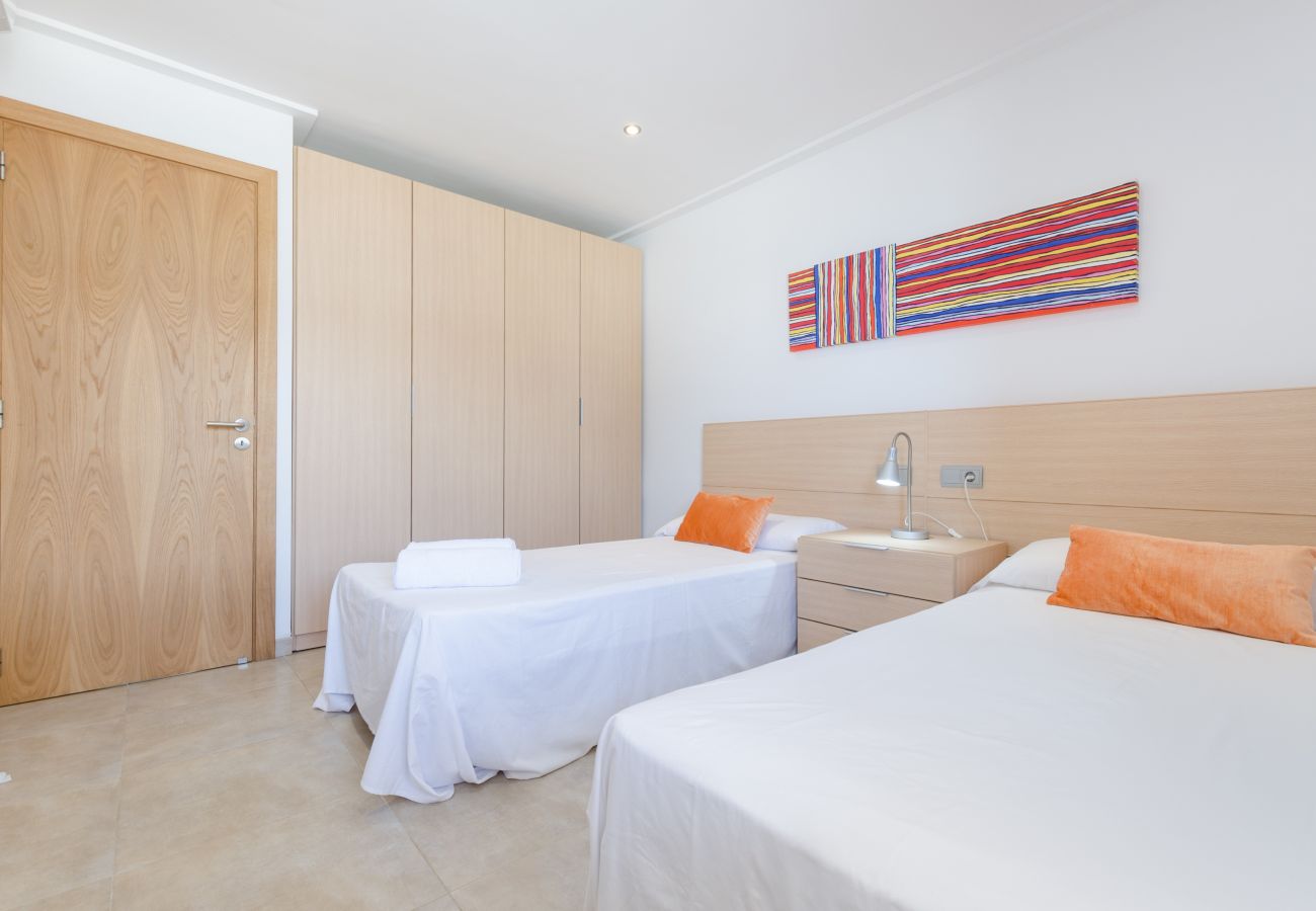 Apartment in Puerto de Alcudia - YourHouse Voramar 1C, beach apartment for 4 people