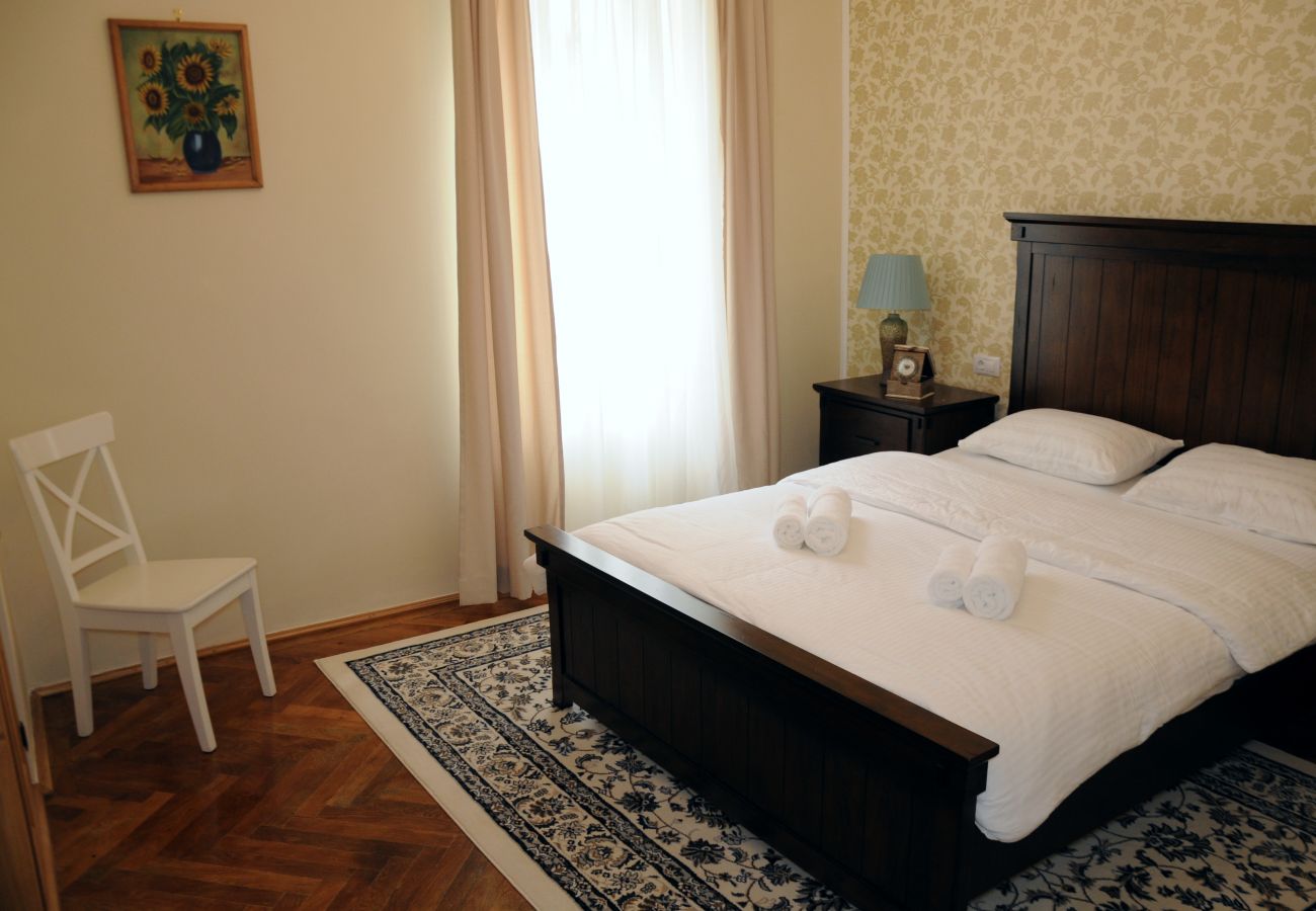 Apartment in Brasov - Equipped 2 Bedroom Home in Old Centre+Free Parking