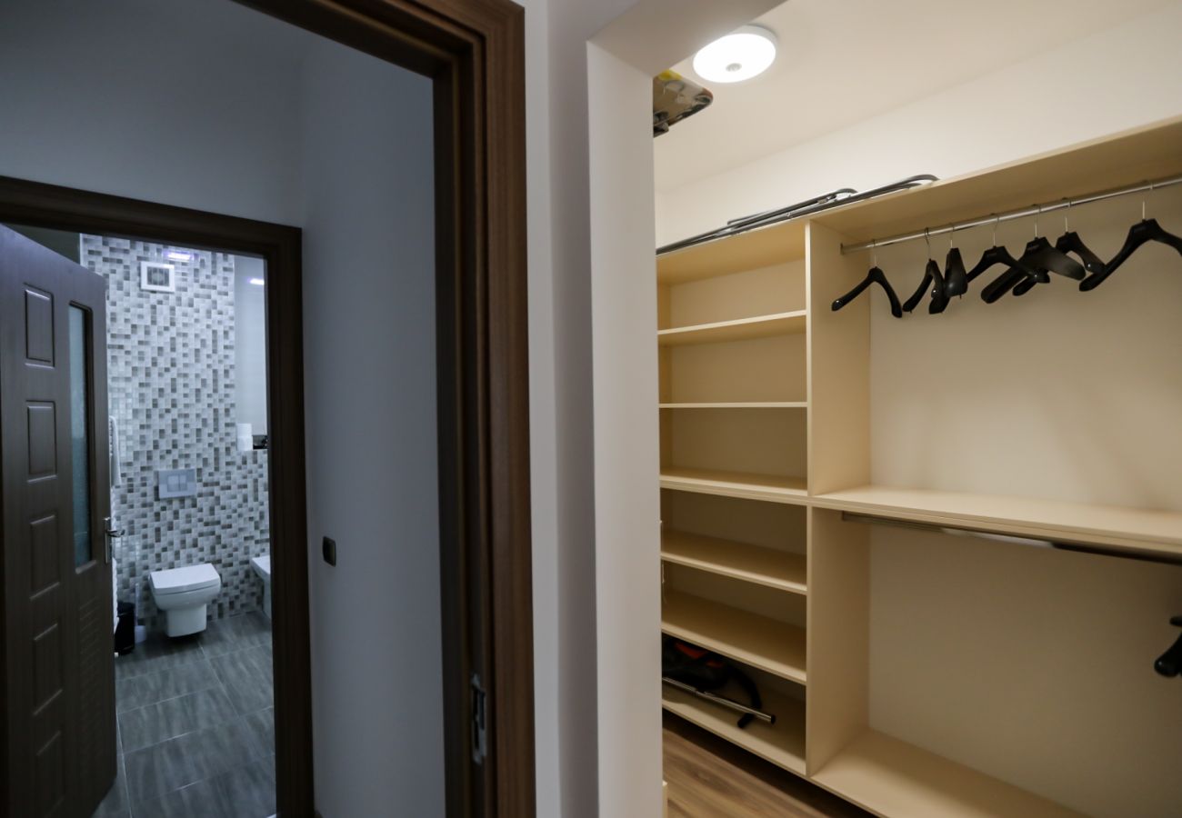 Apartment in Brasov - Deluxe Apartment near Coresi Mall with Panoramic View