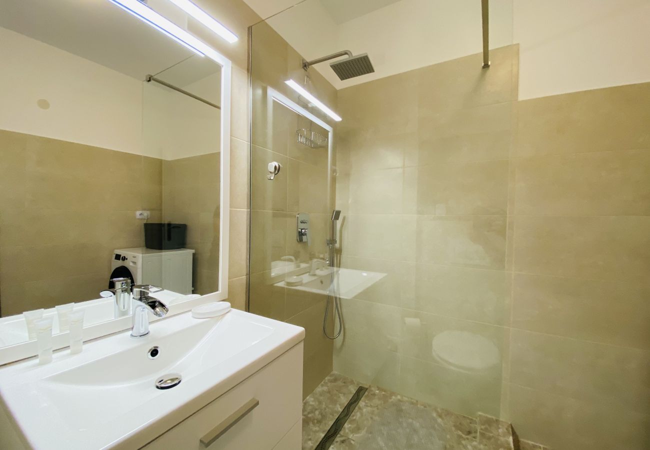 Apartment in Cluj Napoca - Deluxe Apartment with balcony and private parking in Colvmna Residence 