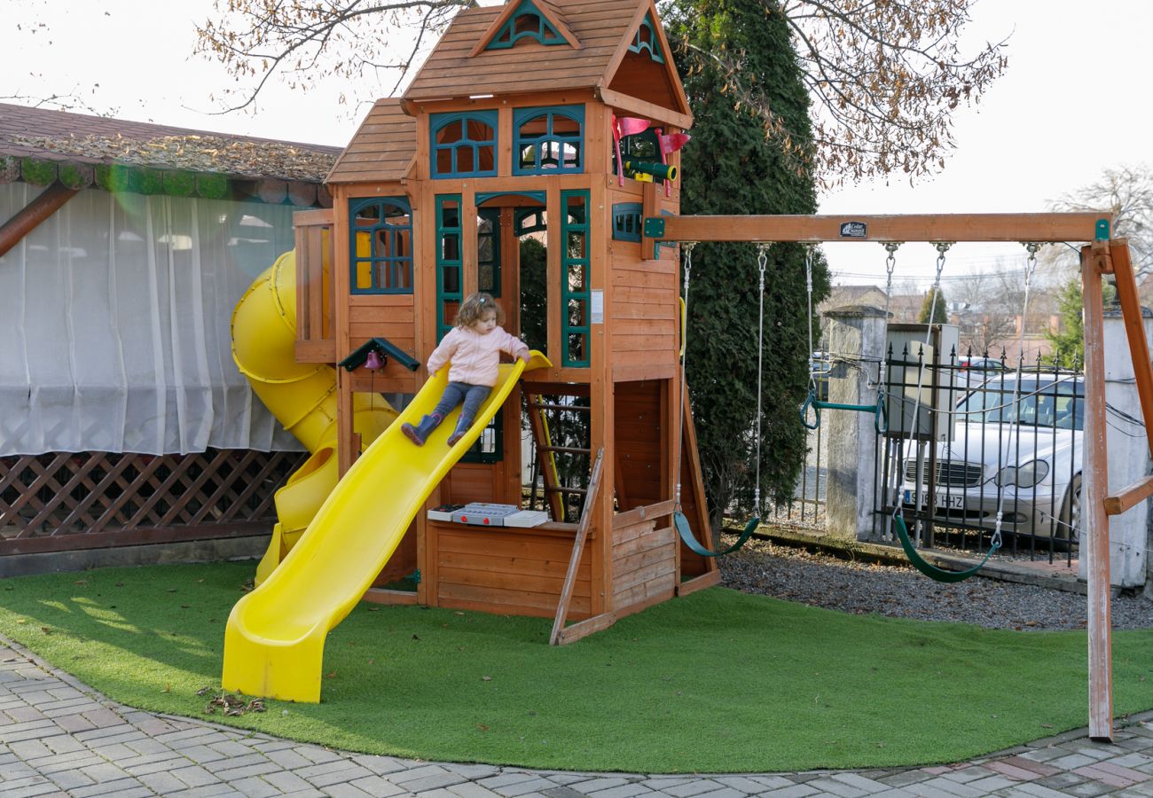 House in Bistrita - Tropica Home with Barbeque & Ciubar