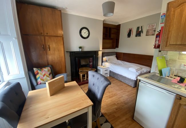  in Dublin - Studio in Sandymount suitable for 1 - Kitchen & En Suite