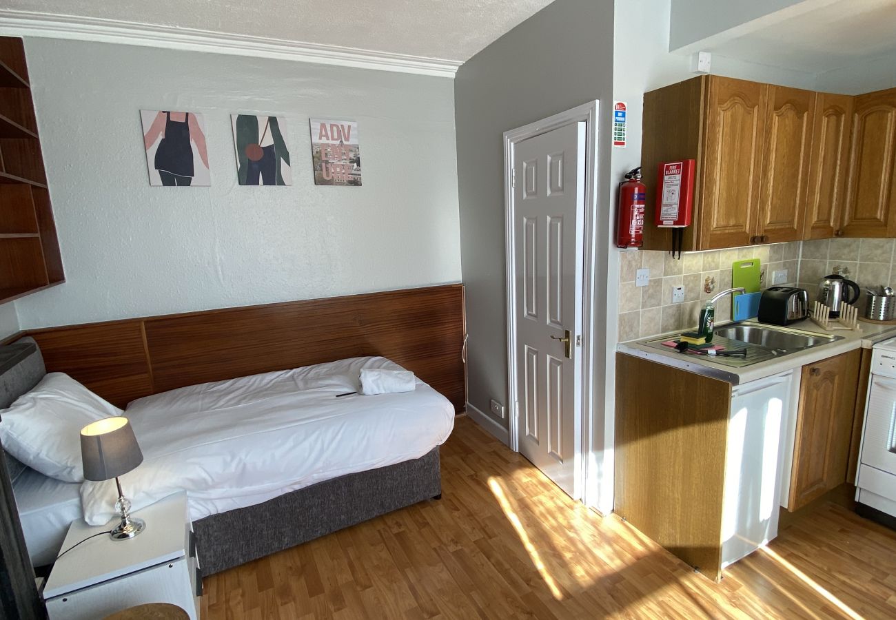 Studio in Dublin - Studio in Sandymount suitable for 1 - Kitchen & En Suite