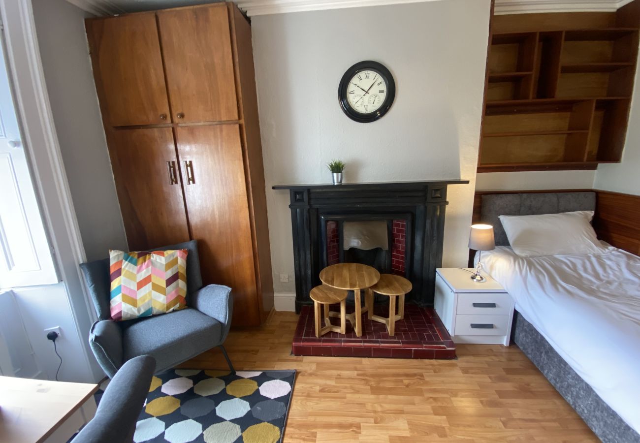 Studio in Dublin - Studio in Sandymount suitable for 1 - Kitchen & En Suite