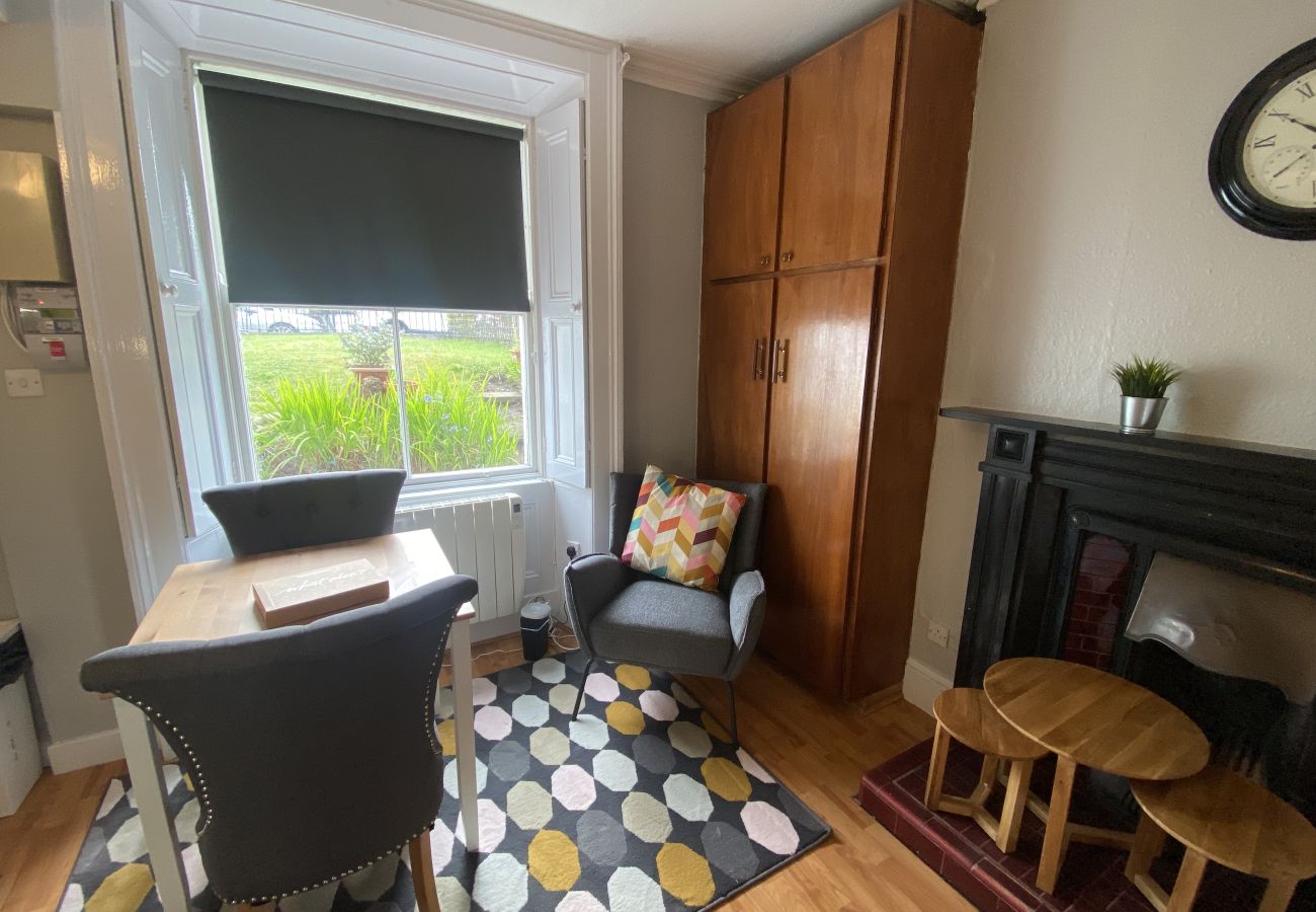 Studio in Dublin - Studio in Sandymount suitable for 1 - Kitchen & En Suite