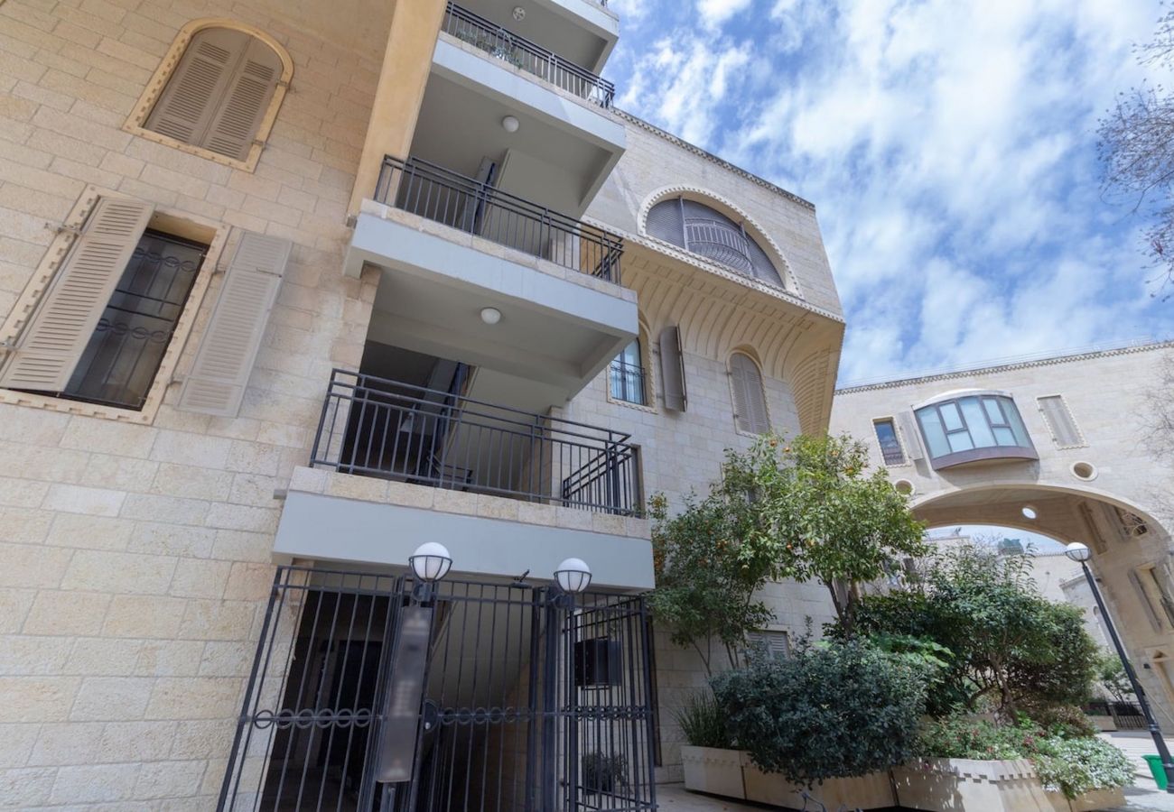 Apartment in Jerusalem - David's Village Huge Luxurious Family Apartment - Private Parking & Big Private Garden