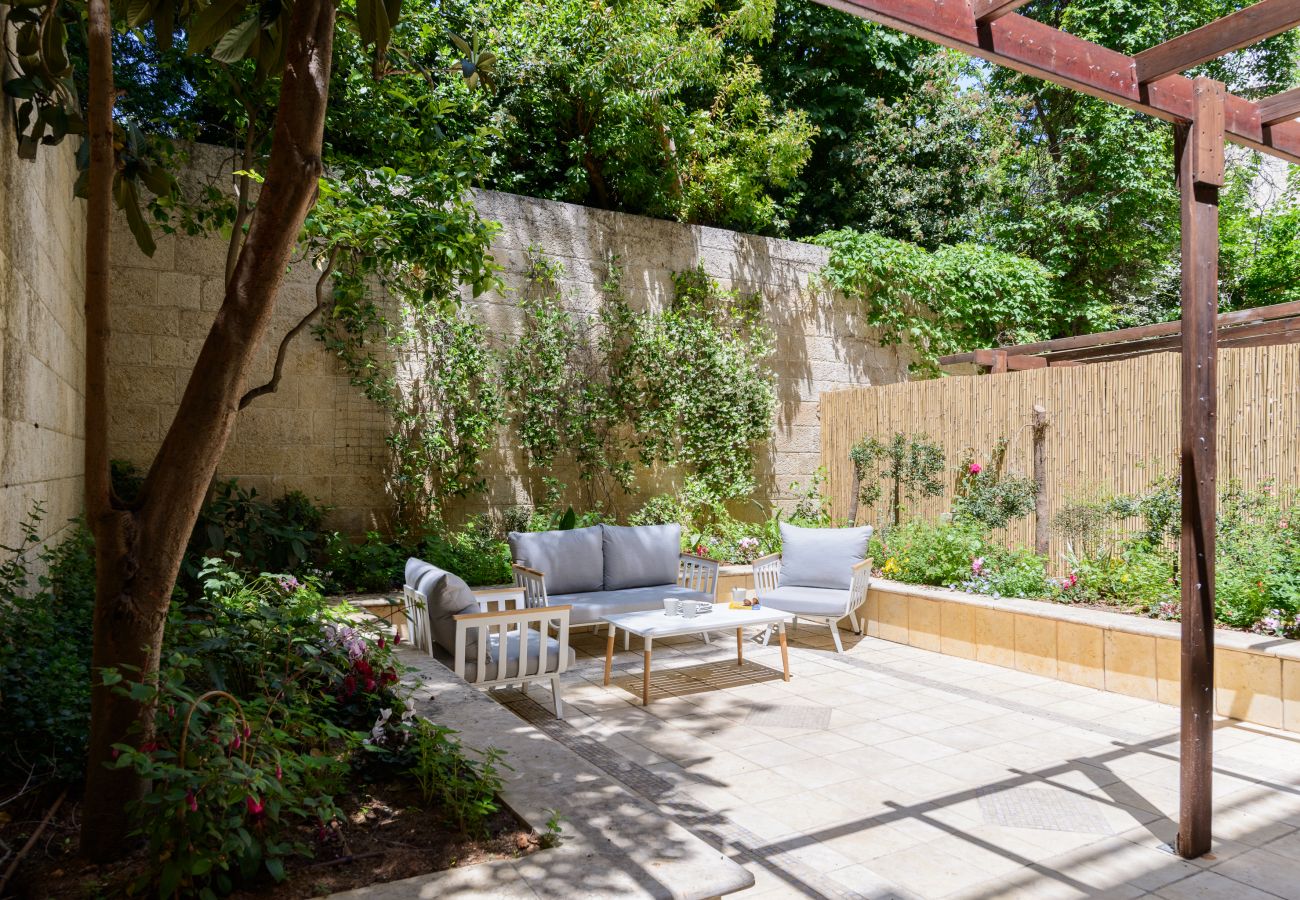Apartment in Jerusalem - Family Apt & Garden in David's Village by FeelHome 