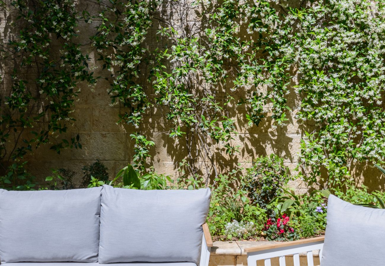 Apartment in Jerusalem - Family Apt & Garden in David's Village by FeelHome 
