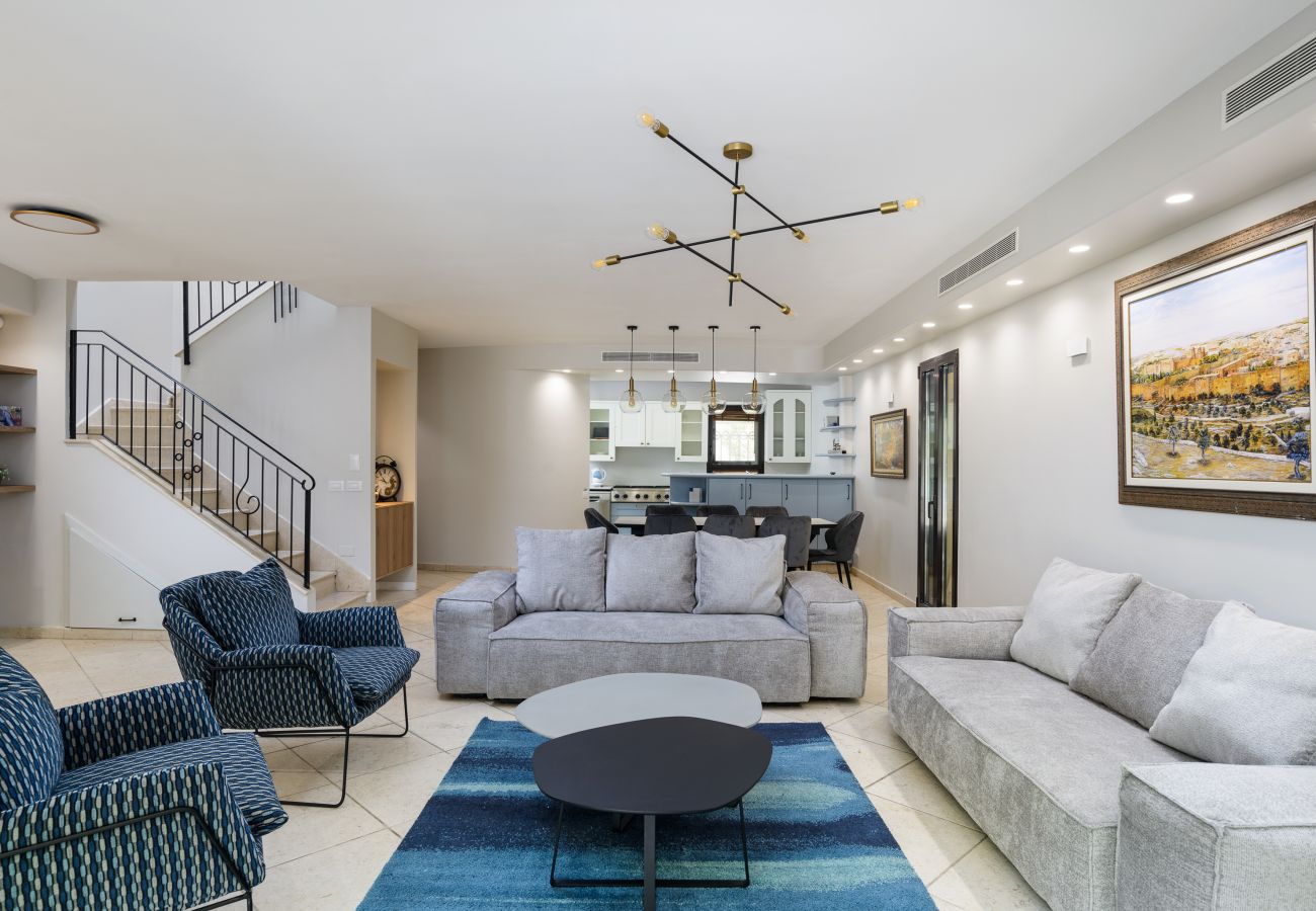 Apartment in Jerusalem - Family Apt & Garden in David's Village by FeelHome 