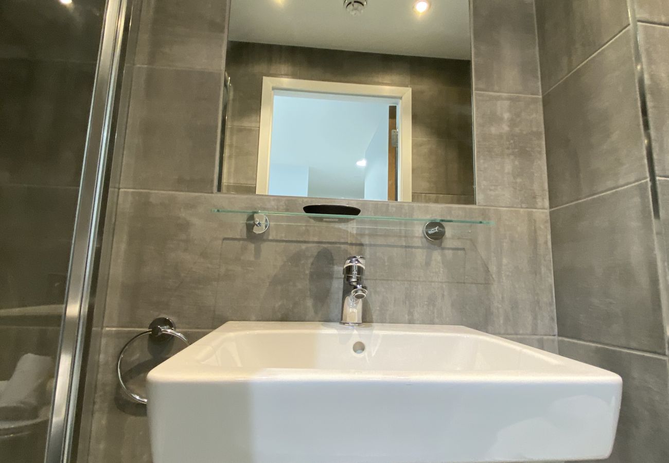Aparthotel in Galway City - Eyre Sq 4 Bedroom  / 7 person Wheelchair accessible