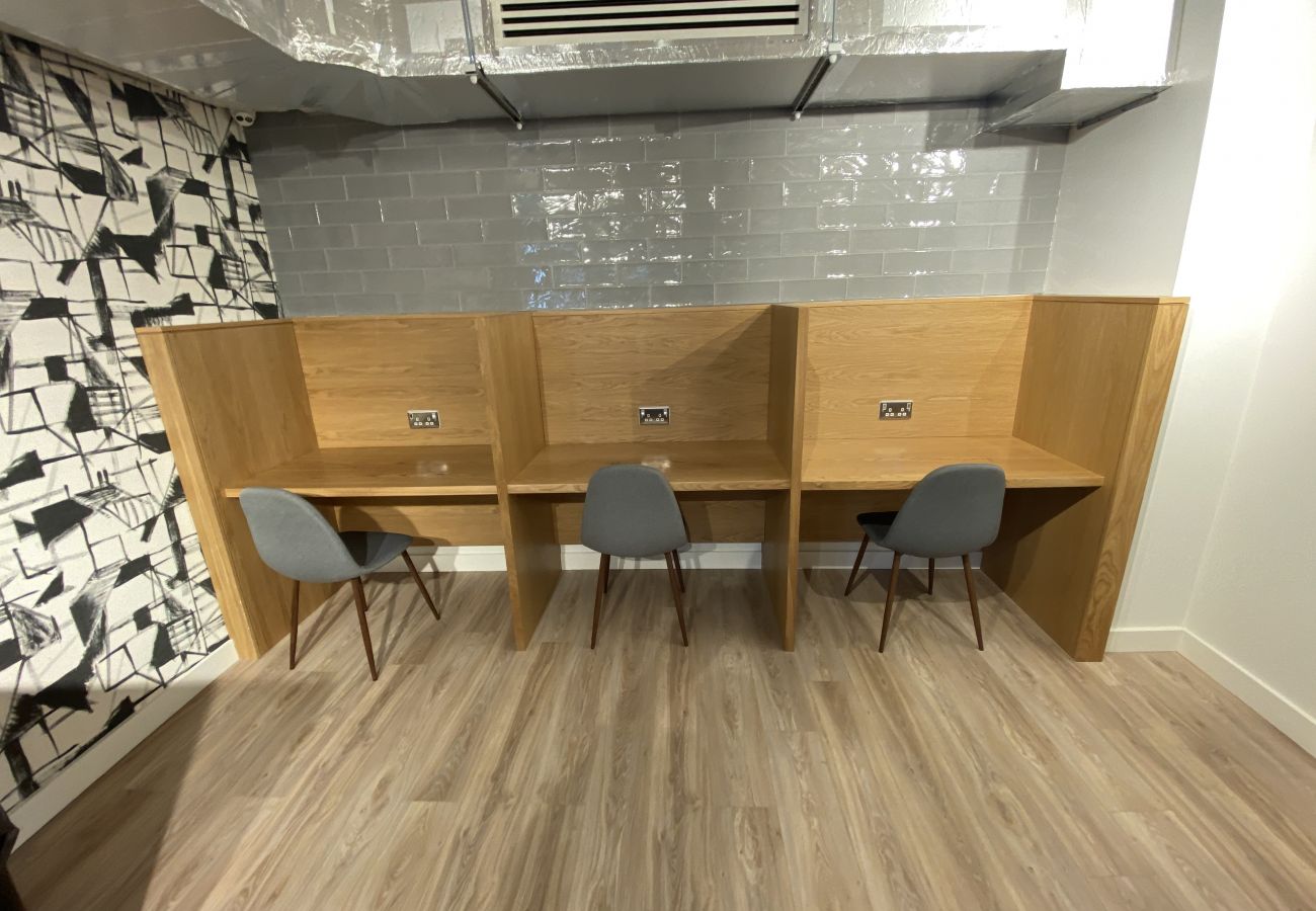 Aparthotel in Galway City - Eyre Sq 4 Bedroom  / 7 person Wheelchair accessible