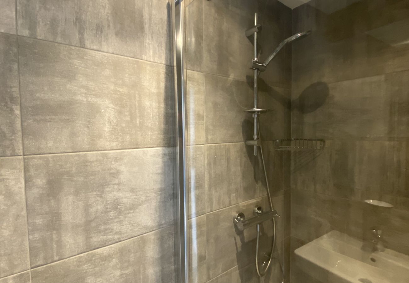 Aparthotel in Galway City - Eyre Sq 4 Bedroom  / 7 person Wheelchair accessible