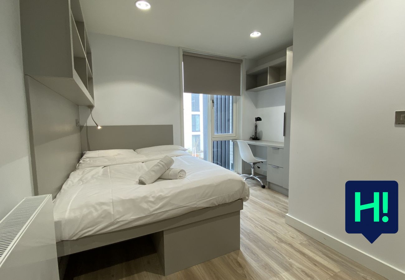 Aparthotel in Galway City - Eyre Sq 4 Bedroom  / 7 person Wheelchair accessible