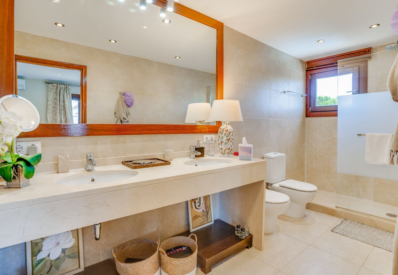 Palma Mallorca holiday villa bathroom