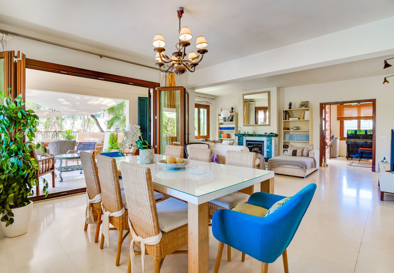 Dining room in Cala Estancia holiday villa