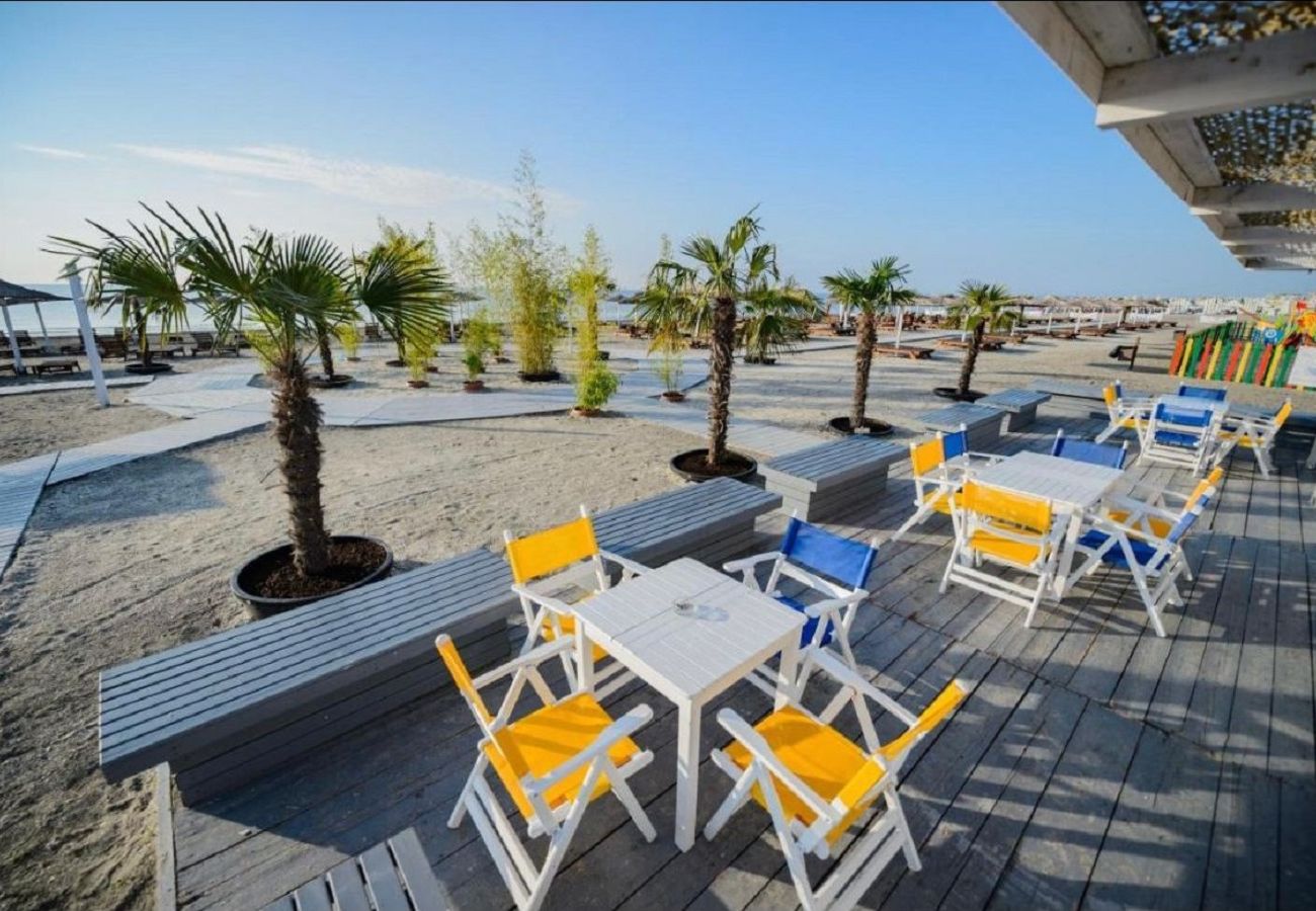 Apartment in Mamaia Nord - Alezzi Yacht Apartment with Sea View Near the Beach 