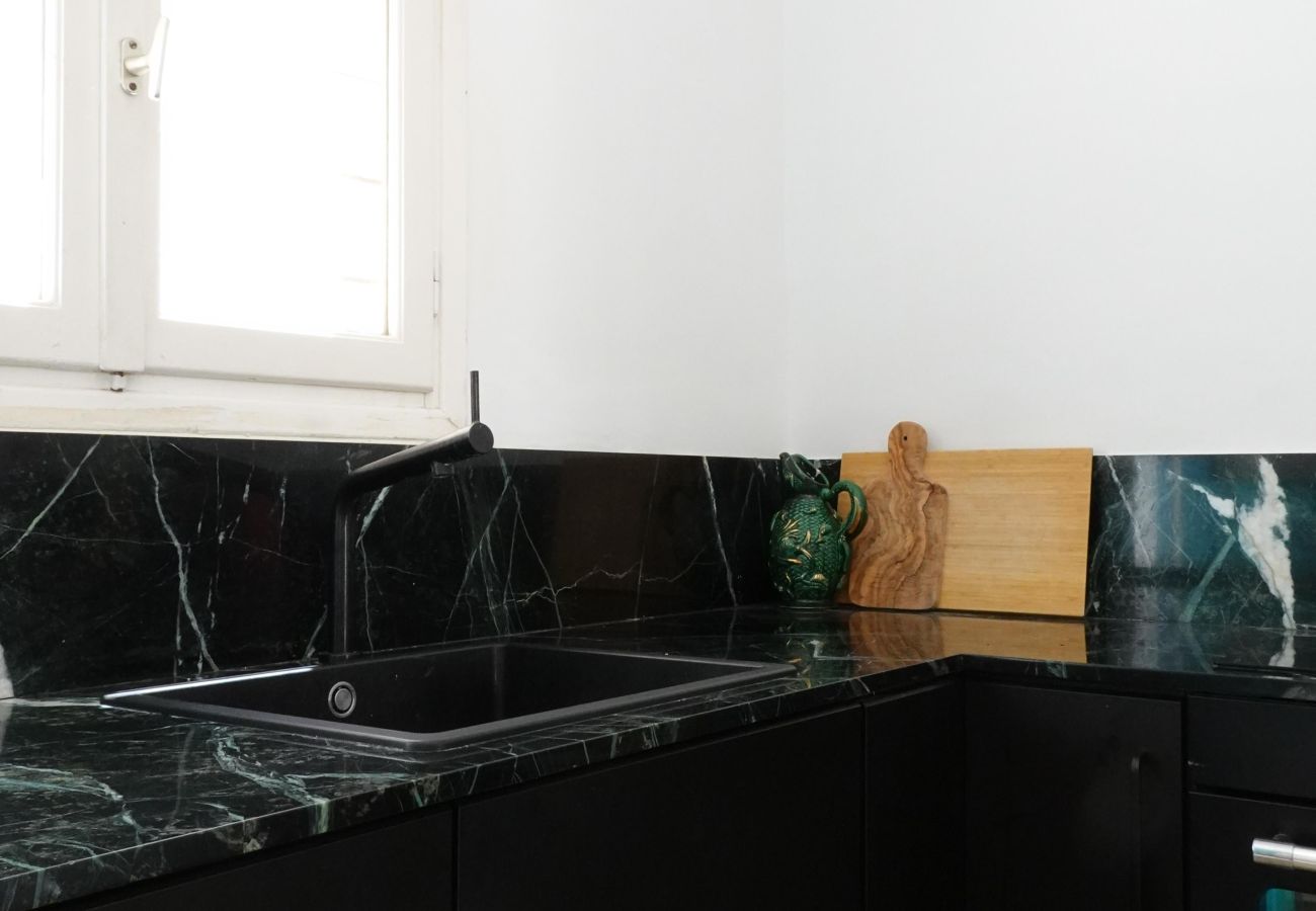 Apartment in Athens - Sunny central apartment next to Metro station