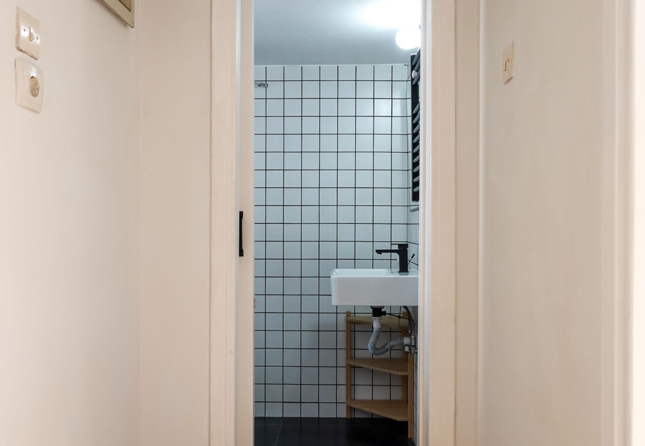 Apartment in Athens - Sunny central apartment next to Metro station