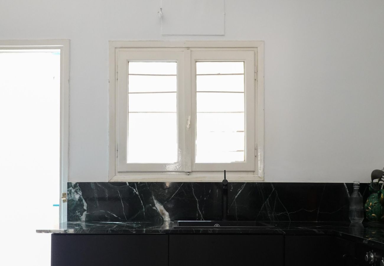 Apartment in Athens - Sunny central apartment next to Metro station