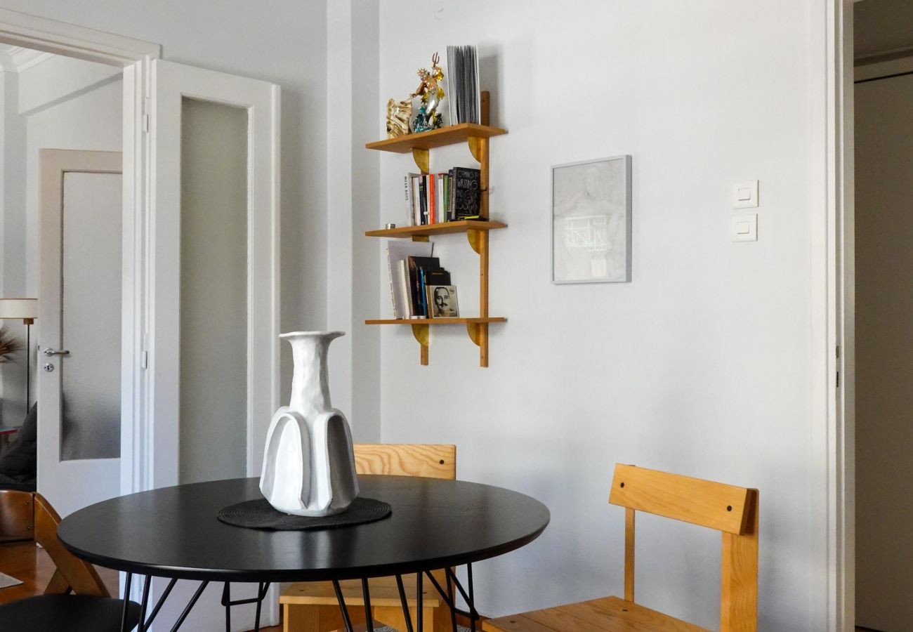 Apartment in Athens - Sunny central apartment next to Metro station