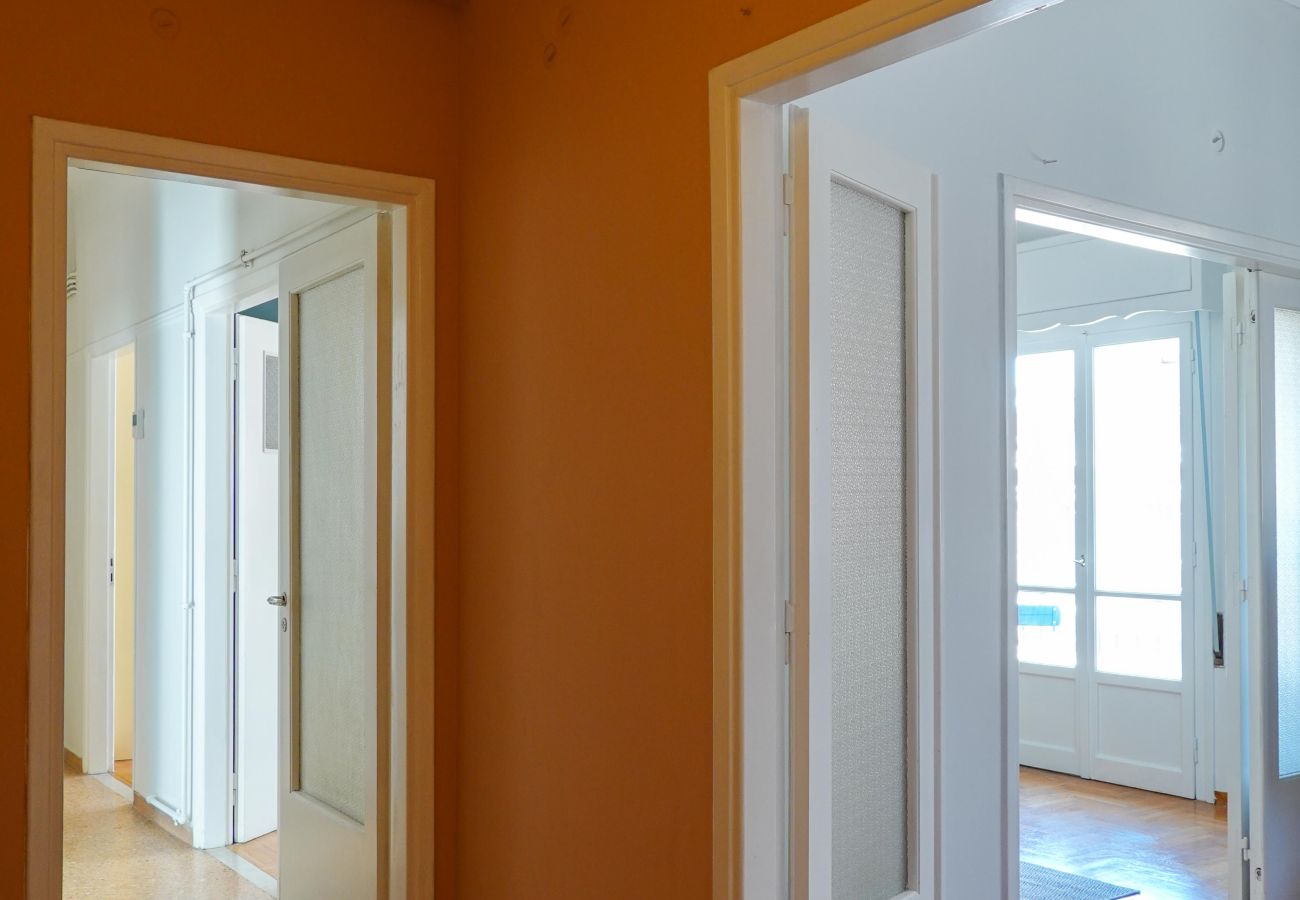 Apartment in Athens - Sunny central apartment next to Metro station