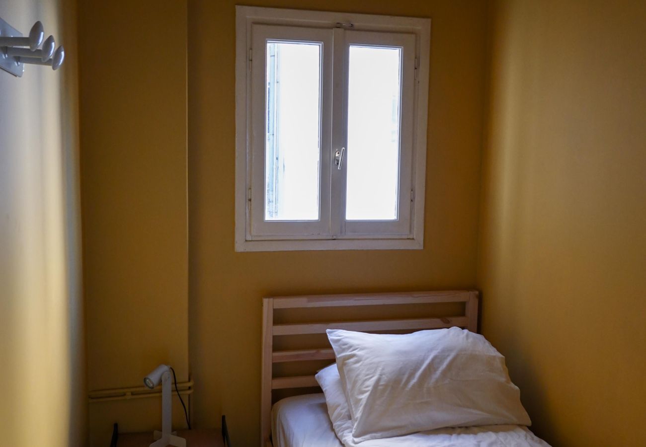 Apartment in Athens - Sunny central apartment next to Metro station
