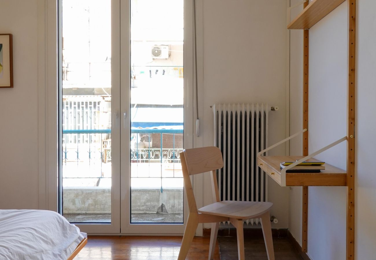 Apartment in Athens - Sunny central apartment next to Metro station