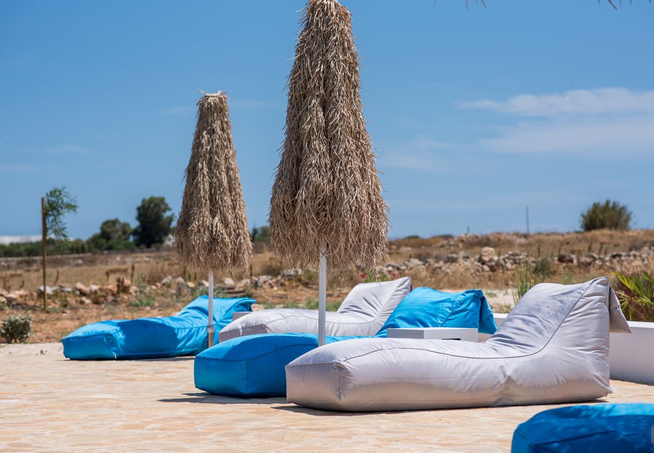 Villa in Xifara - Fabulous pool villa, steps from the beach 
