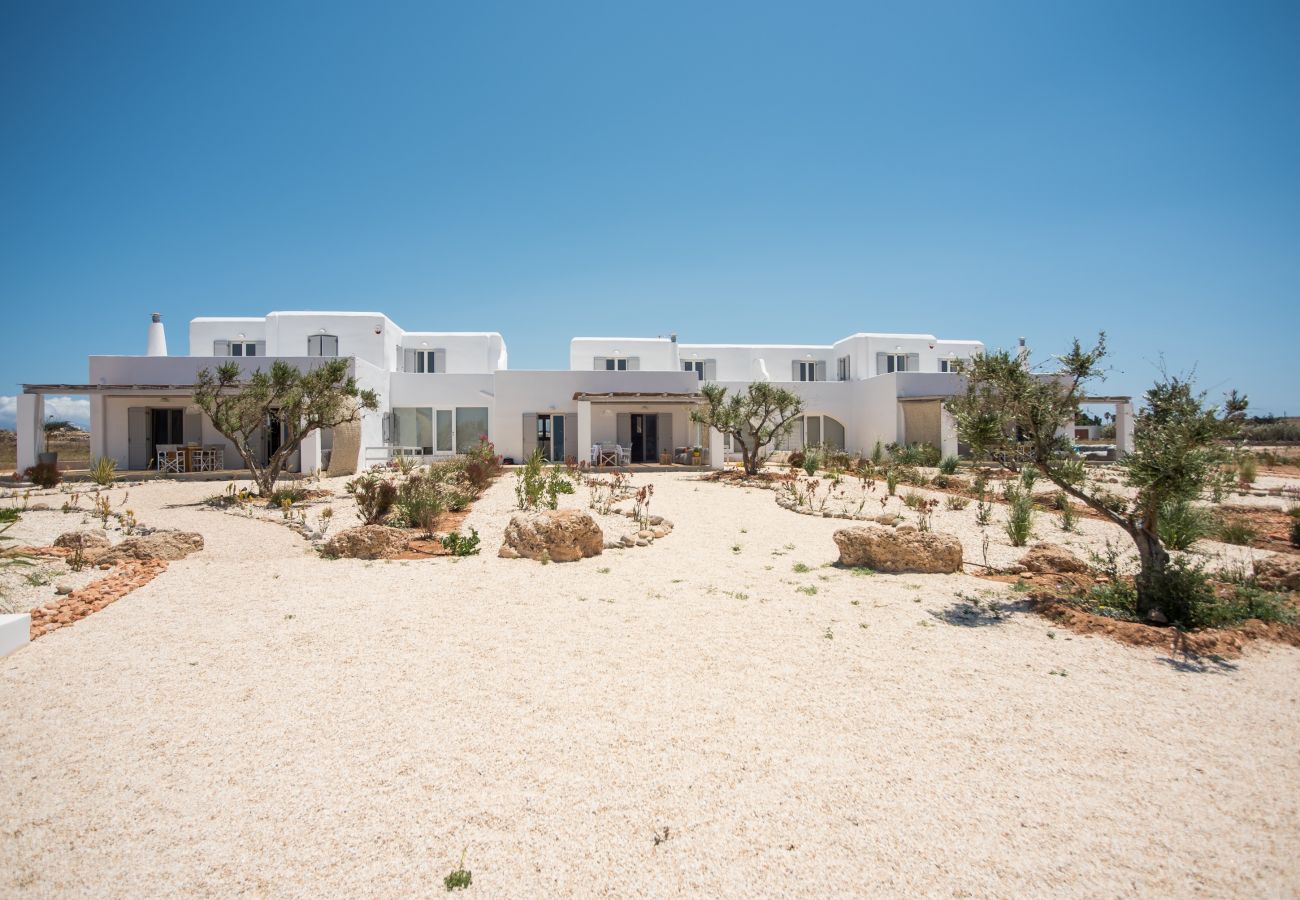 Villa in Xifara - Fabulous pool villa, steps from the beach 