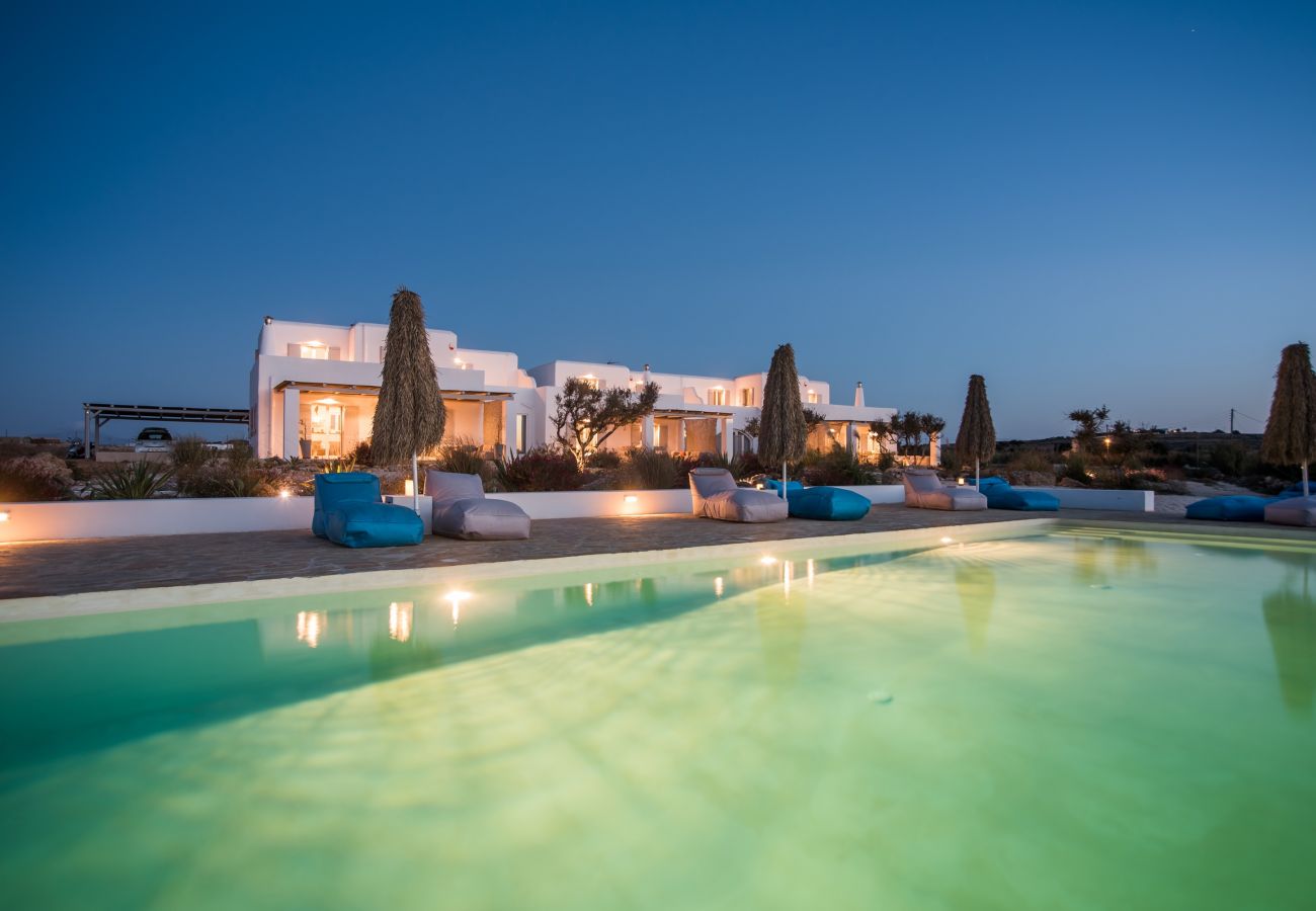 Villa in Xifara - Funky holiday villa with pool, next to the beach