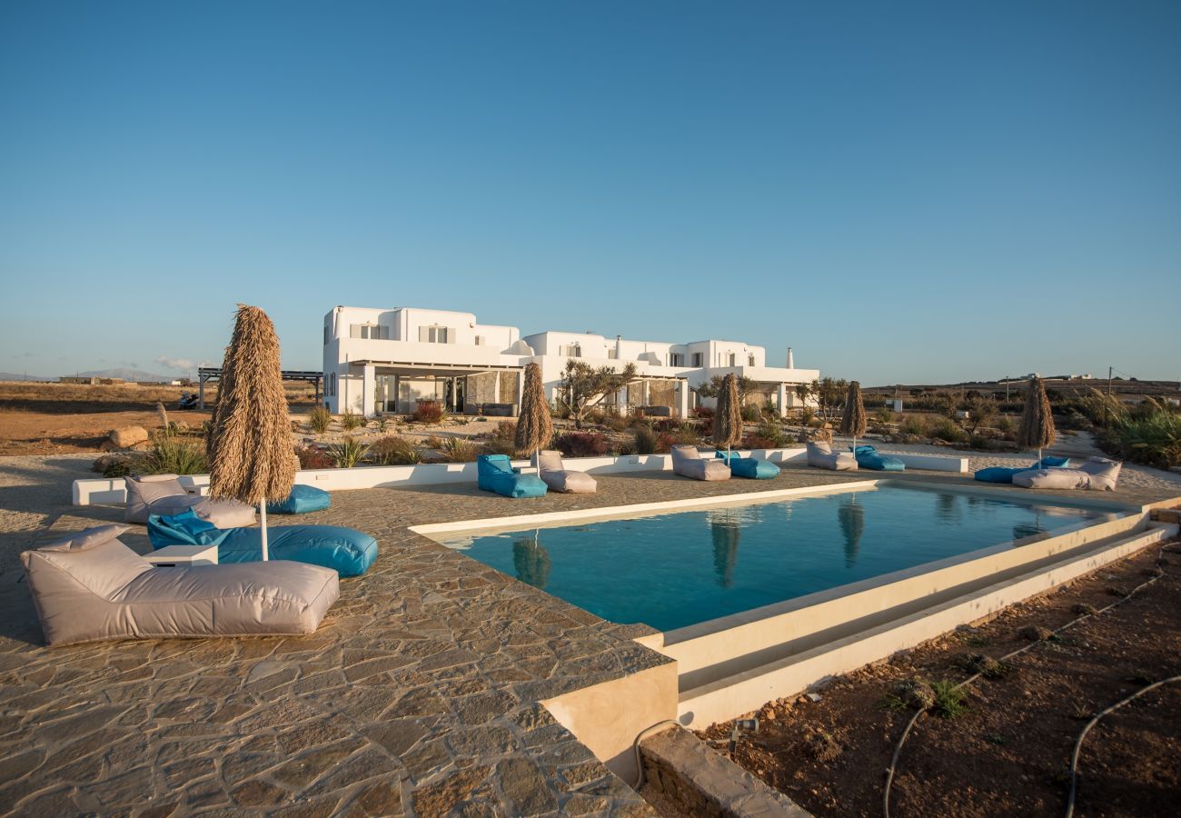Villa in Xifara - Funky holiday villa with pool, next to the beach