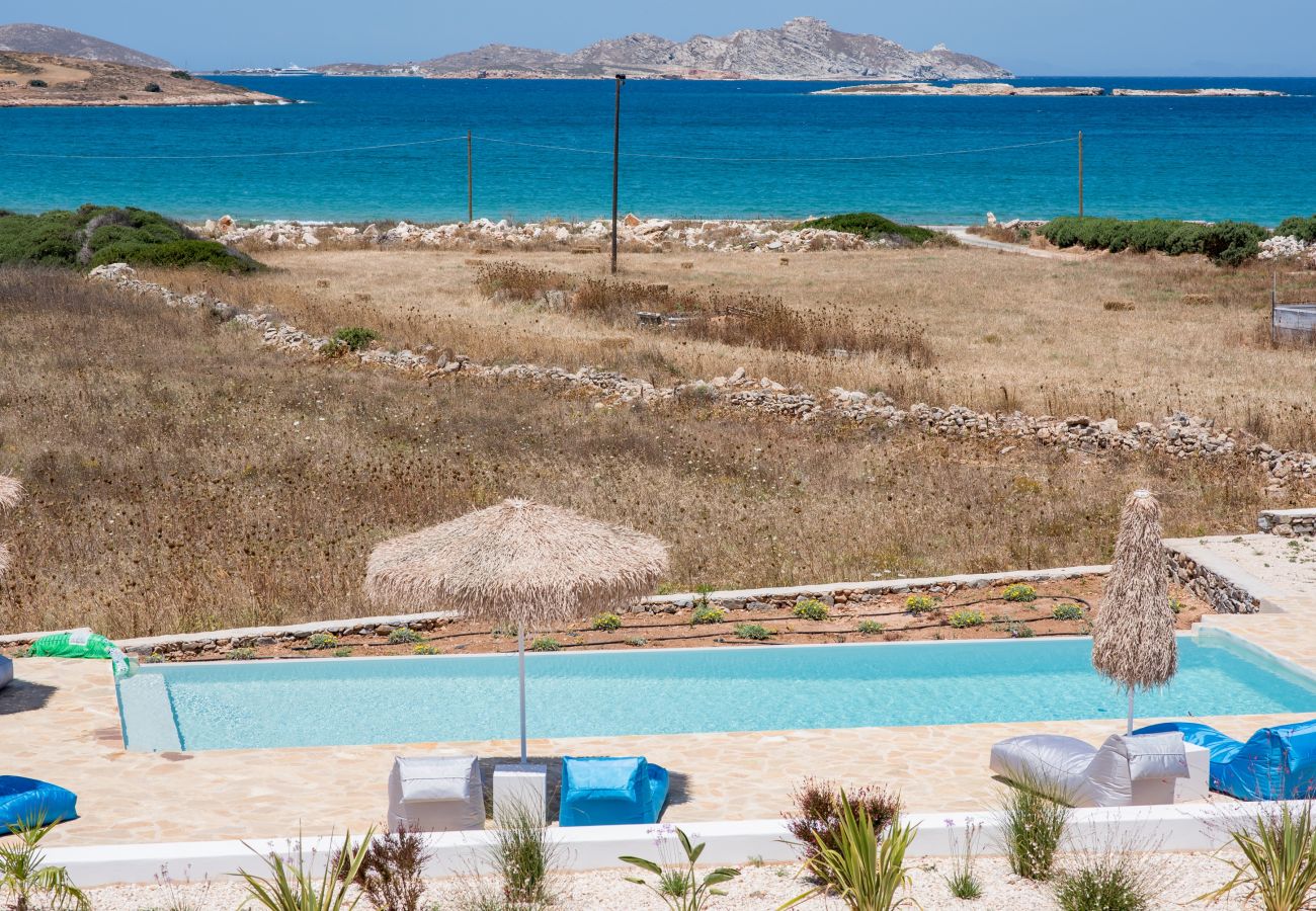 Villa in Xifara - Funky holiday villa with pool, next to the beach