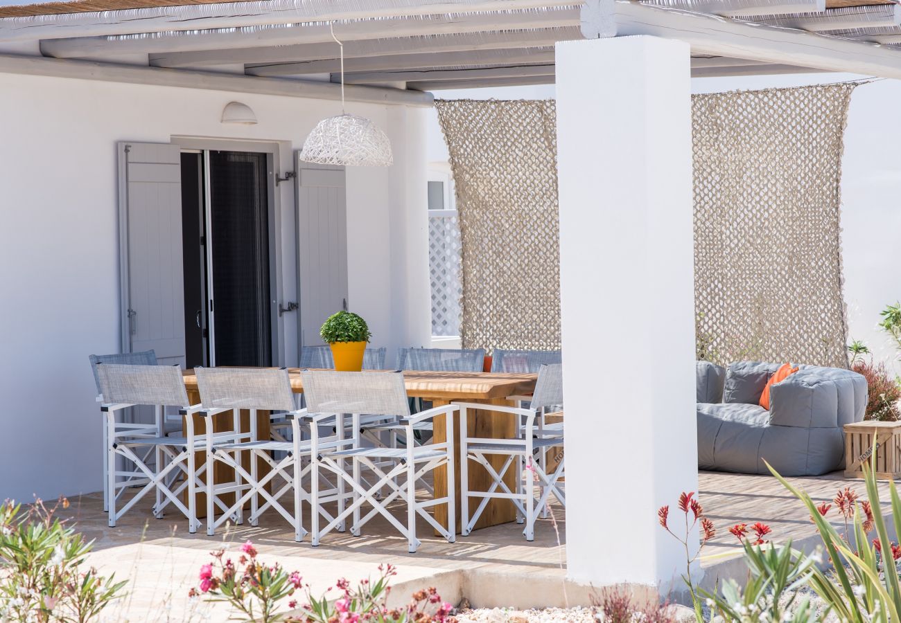 Villa in Xifara - Funky holiday villa with pool, next to the beach
