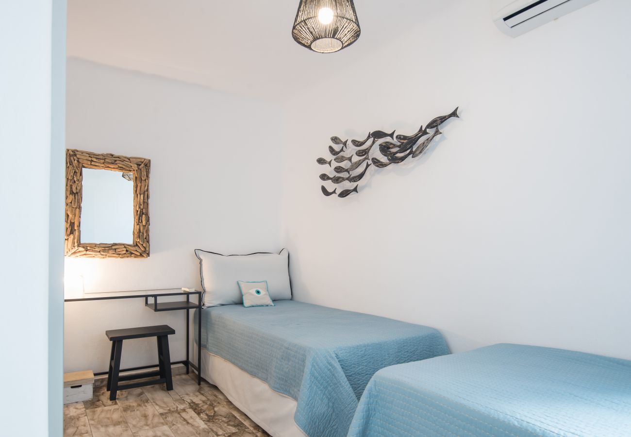 Villa in Xifara - Funky holiday villa with pool, next to the beach