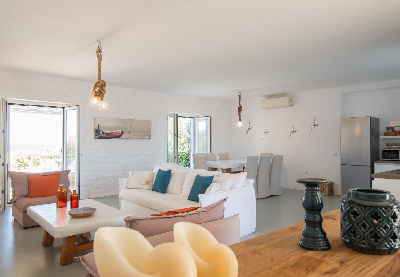 Villa in Xifara - Funky holiday villa with pool, next to the beach